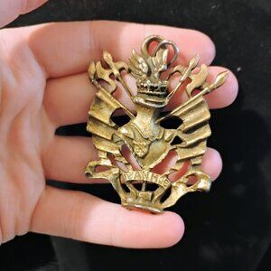 Vanhoe crest pendant